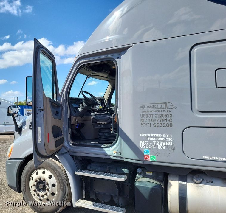 image for item MO9678 2015 Freightliner Cascadia 113  semi truck