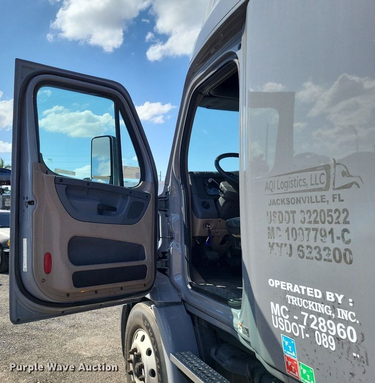 image for item MO9678 2015 Freightliner Cascadia 113  semi truck