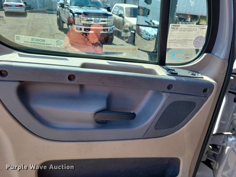 image for item MO9678 2015 Freightliner Cascadia 113  semi truck