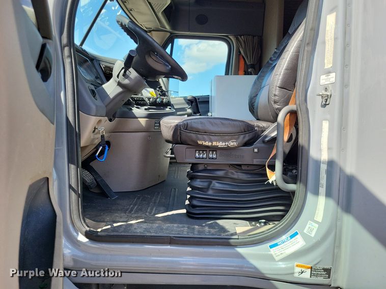 image for item MO9678 2015 Freightliner Cascadia 113  semi truck