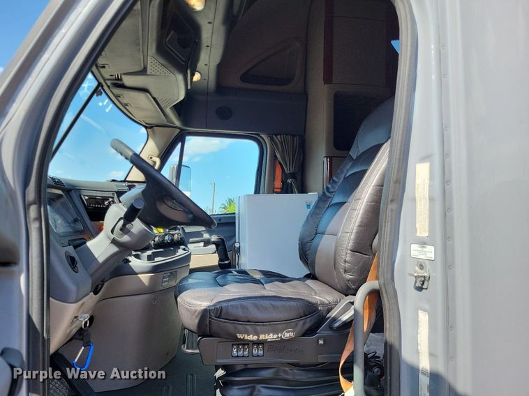 image for item MO9678 2015 Freightliner Cascadia 113  semi truck