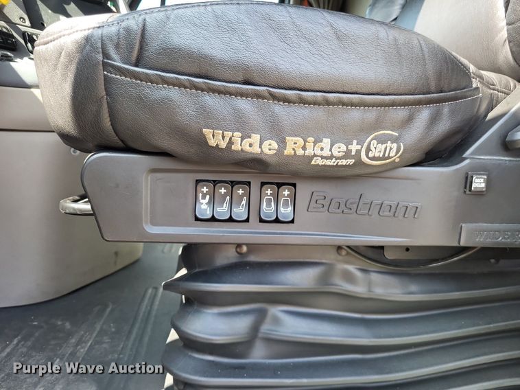 image for item MO9678 2015 Freightliner Cascadia 113  semi truck