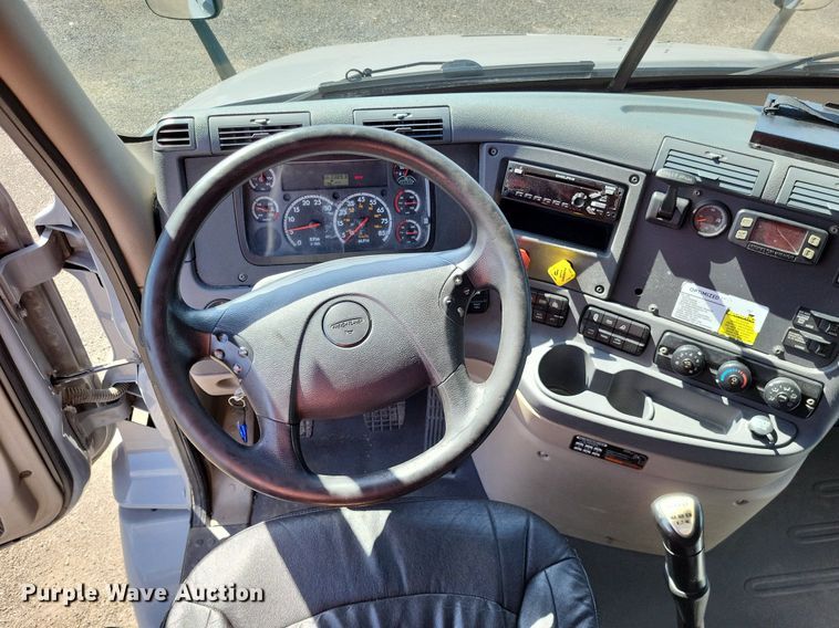 image for item MO9678 2015 Freightliner Cascadia 113  semi truck