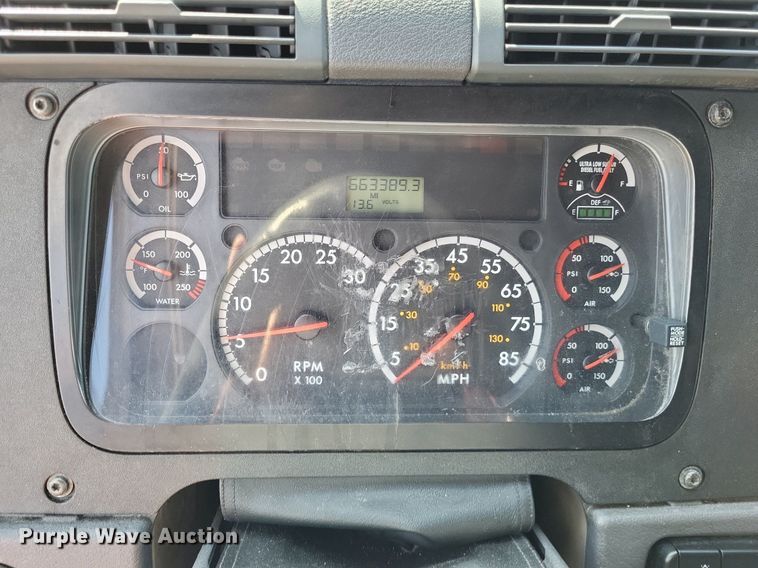 image for item MO9678 2015 Freightliner Cascadia 113  semi truck