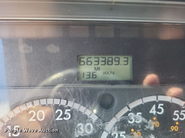 image for item MO9678 2015 Freightliner Cascadia 113  semi truck