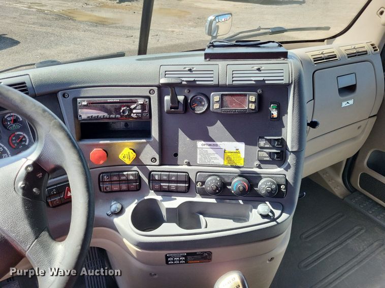 image for item MO9678 2015 Freightliner Cascadia 113  semi truck