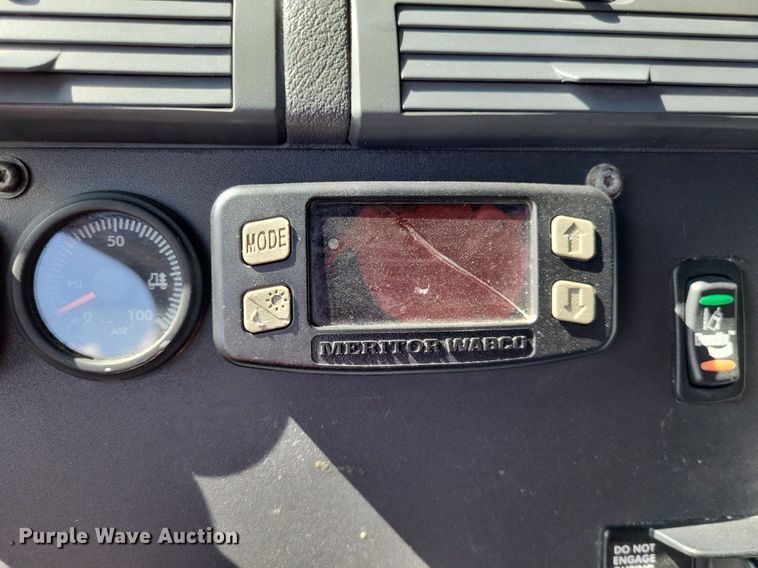 image for item MO9678 2015 Freightliner Cascadia 113  semi truck