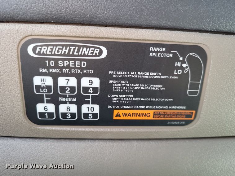 image for item MO9678 2015 Freightliner Cascadia 113  semi truck