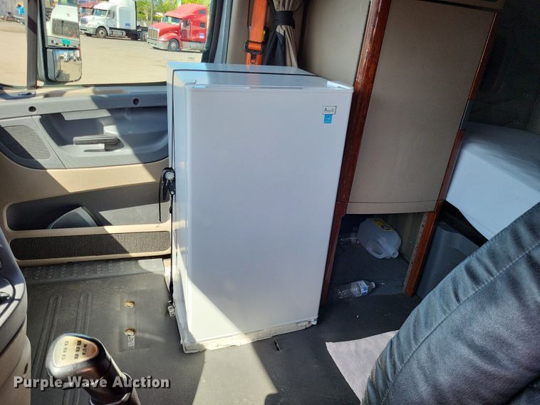 image for item MO9678 2015 Freightliner Cascadia 113  semi truck