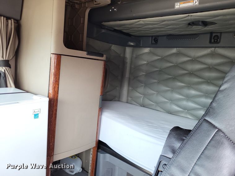 image for item MO9678 2015 Freightliner Cascadia 113  semi truck