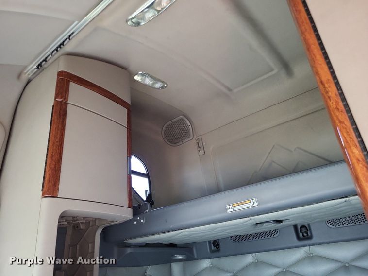 image for item MO9678 2015 Freightliner Cascadia 113  semi truck