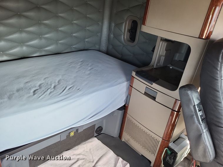 image for item MO9678 2015 Freightliner Cascadia 113  semi truck