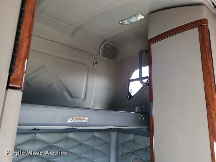 image for item MO9678 2015 Freightliner Cascadia 113  semi truck