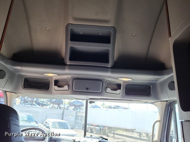 image for item MO9678 2015 Freightliner Cascadia 113  semi truck