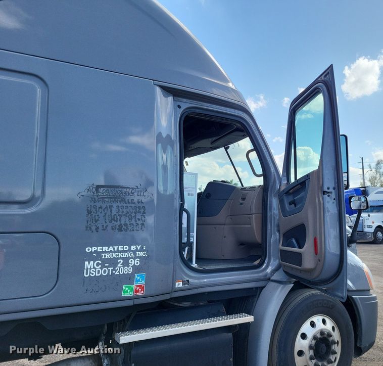 image for item MO9678 2015 Freightliner Cascadia 113  semi truck