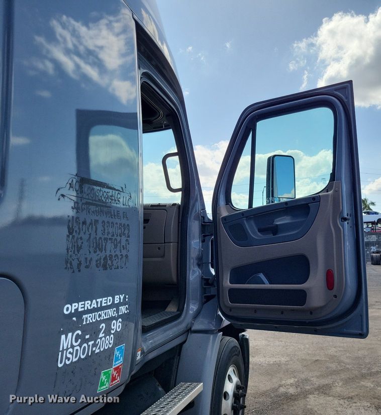 image for item MO9678 2015 Freightliner Cascadia 113  semi truck