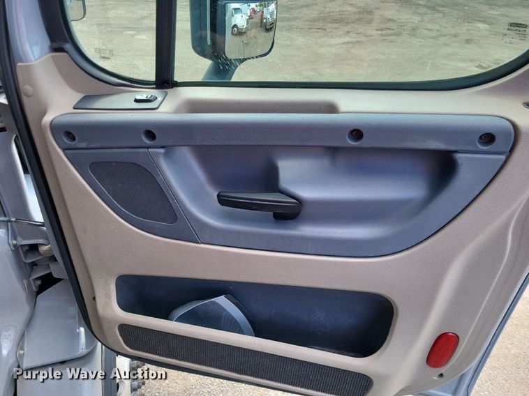 image for item MO9678 2015 Freightliner Cascadia 113  semi truck