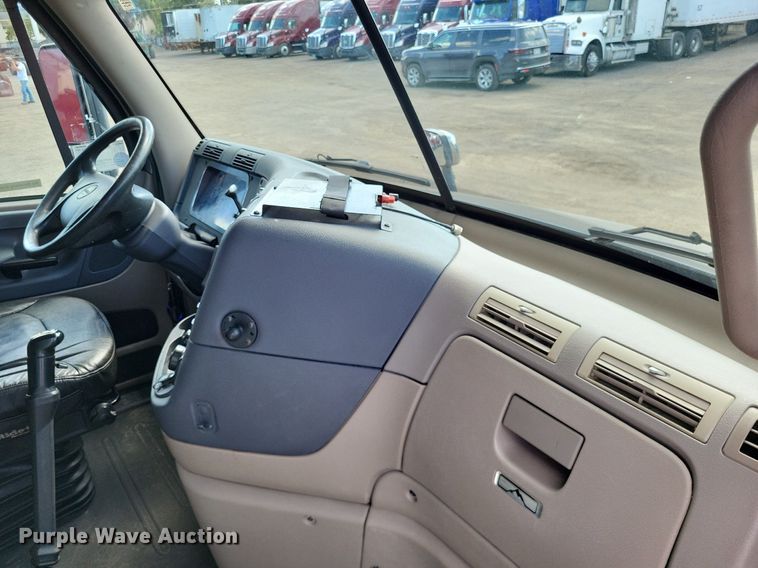 image for item MO9678 2015 Freightliner Cascadia 113  semi truck