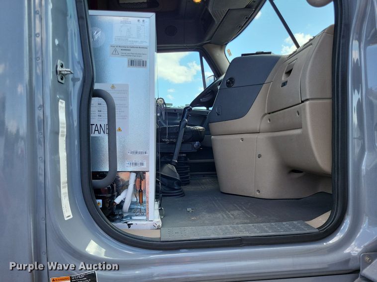 image for item MO9678 2015 Freightliner Cascadia 113  semi truck