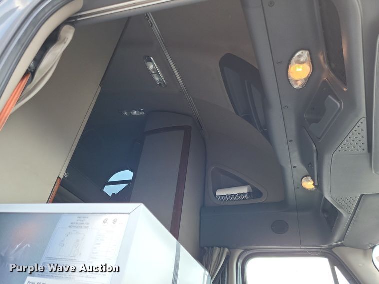 image for item MO9678 2015 Freightliner Cascadia 113  semi truck