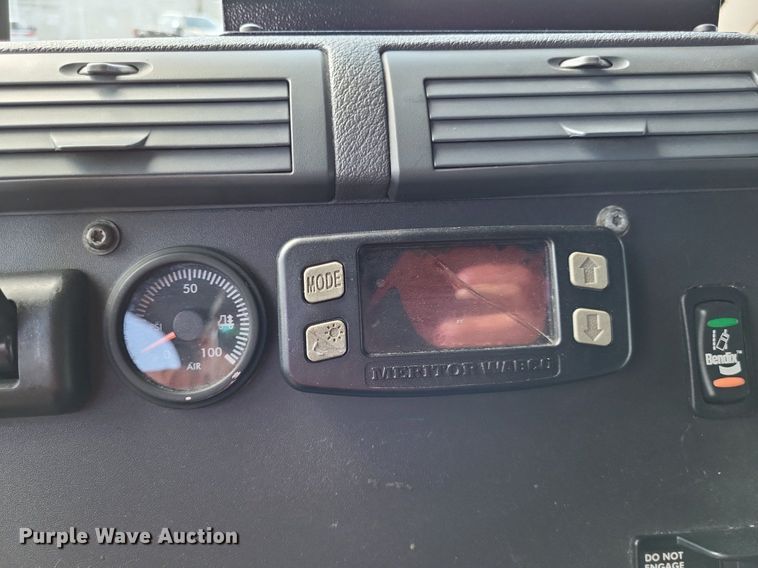 image for item MO9678 2015 Freightliner Cascadia 113  semi truck