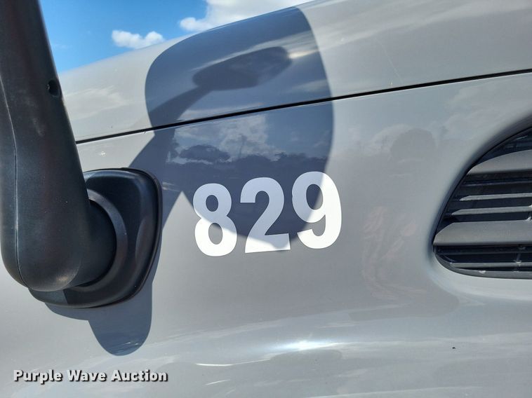 image for item MO9678 2015 Freightliner Cascadia 113  semi truck