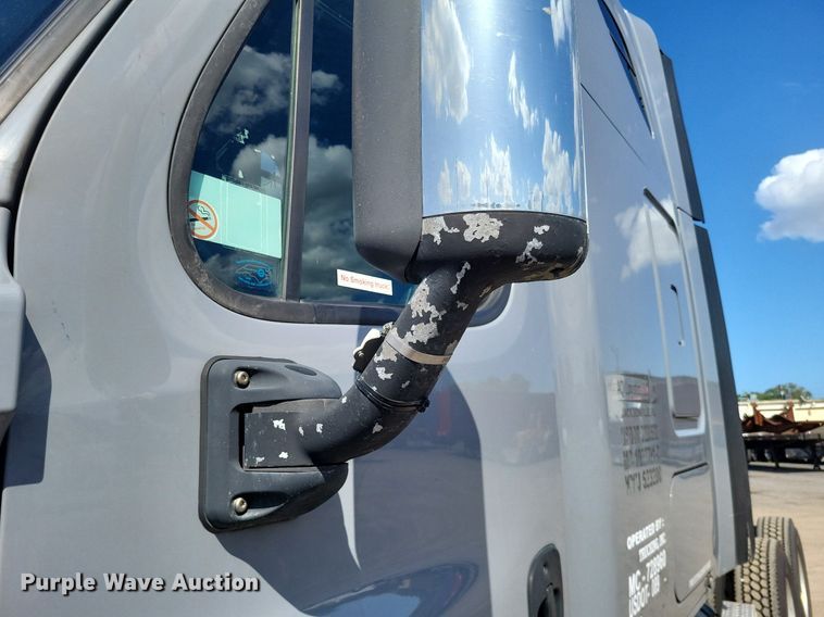 image for item MO9678 2015 Freightliner Cascadia 113  semi truck