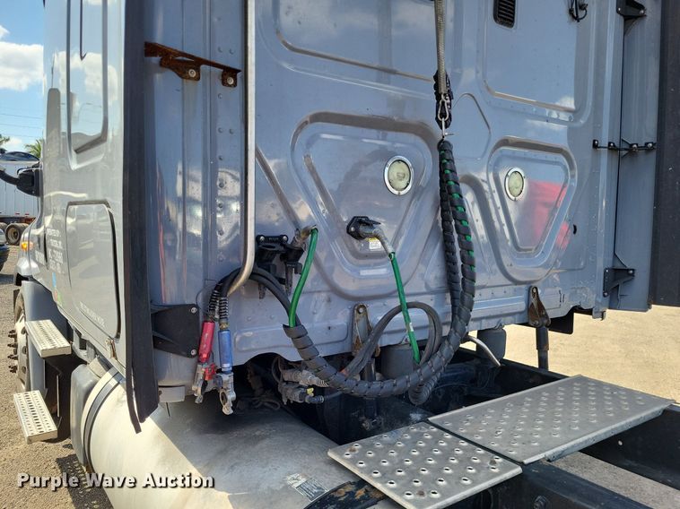 image for item MO9678 2015 Freightliner Cascadia 113  semi truck