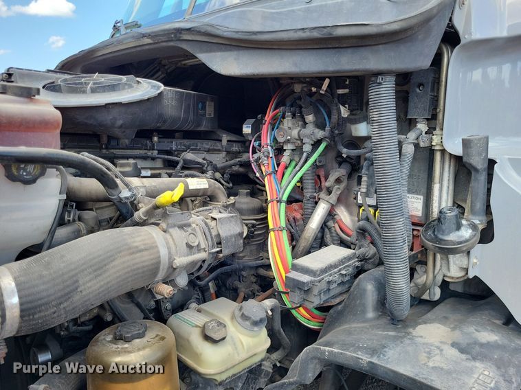 image for item MO9678 2015 Freightliner Cascadia 113  semi truck