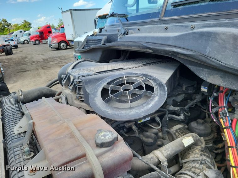 image for item MO9678 2015 Freightliner Cascadia 113  semi truck