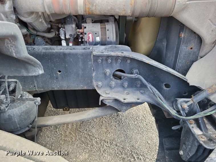 image for item MO9678 2015 Freightliner Cascadia 113  semi truck