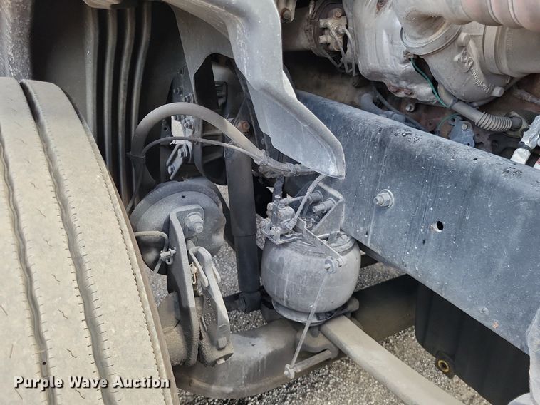 image for item MO9678 2015 Freightliner Cascadia 113  semi truck