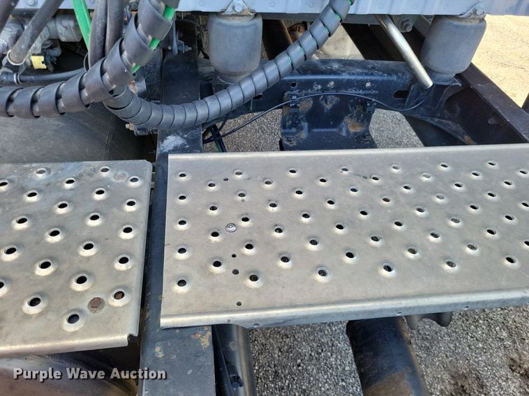 image for item MO9678 2015 Freightliner Cascadia 113  semi truck