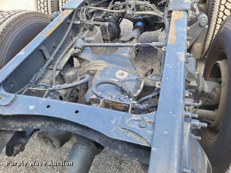 image for item MO9678 2015 Freightliner Cascadia 113  semi truck