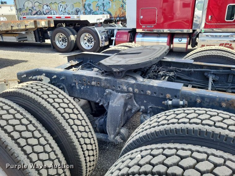 image for item MO9678 2015 Freightliner Cascadia 113  semi truck