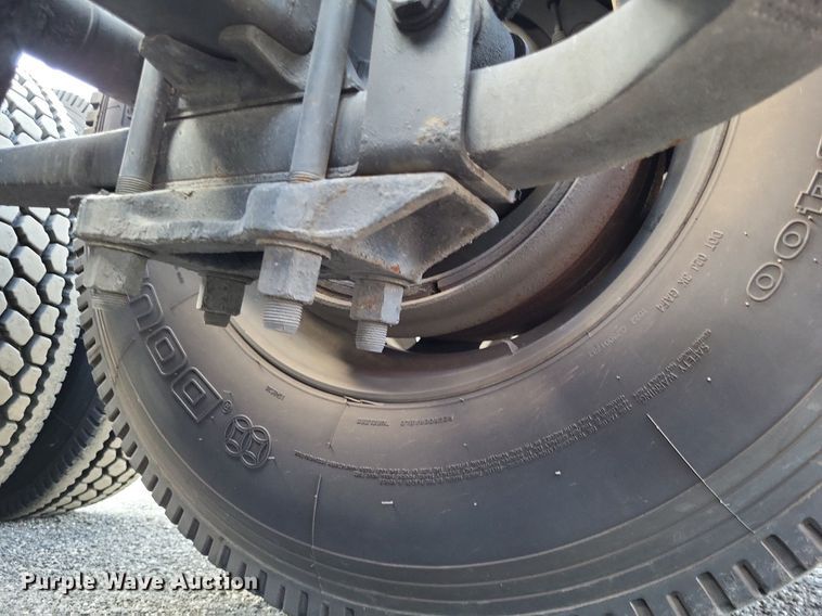 image for item MO9678 2015 Freightliner Cascadia 113  semi truck