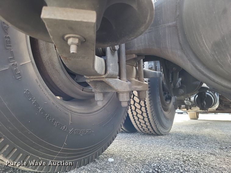 image for item MO9678 2015 Freightliner Cascadia 113  semi truck