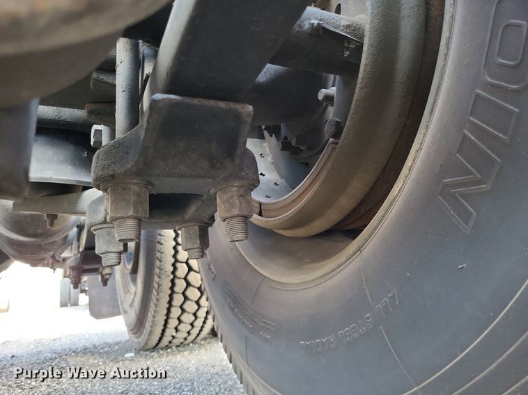 image for item MO9678 2015 Freightliner Cascadia 113  semi truck