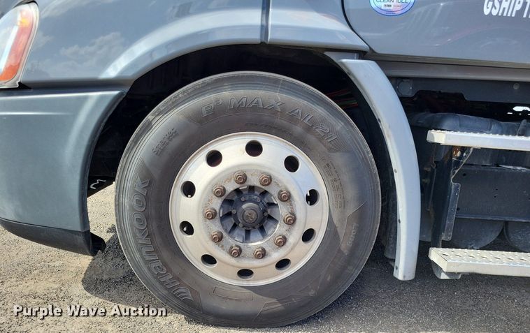 image for item MO9678 2015 Freightliner Cascadia 113  semi truck