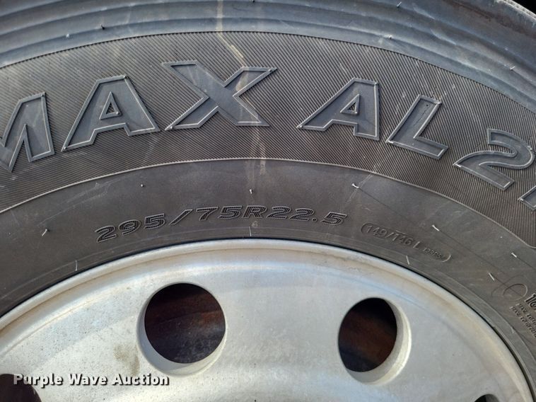 image for item MO9678 2015 Freightliner Cascadia 113  semi truck