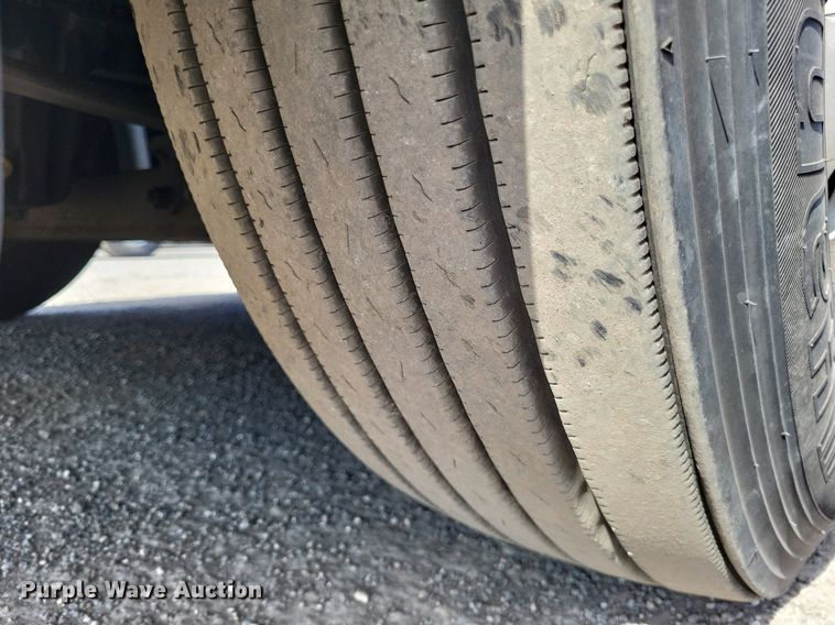 image for item MO9678 2015 Freightliner Cascadia 113  semi truck