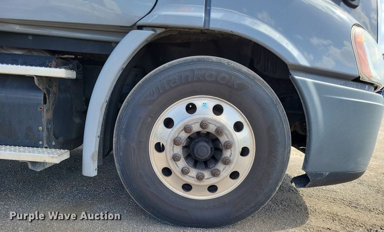 image for item MO9678 2015 Freightliner Cascadia 113  semi truck