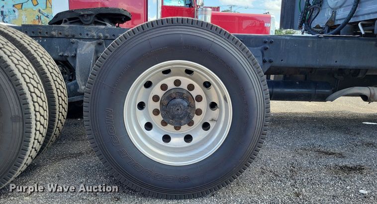 image for item MO9678 2015 Freightliner Cascadia 113  semi truck