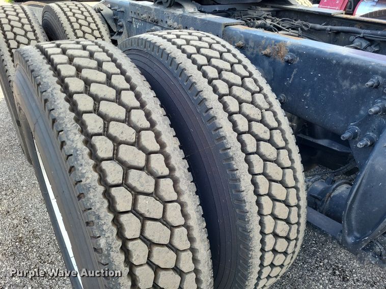 image for item MO9678 2015 Freightliner Cascadia 113  semi truck