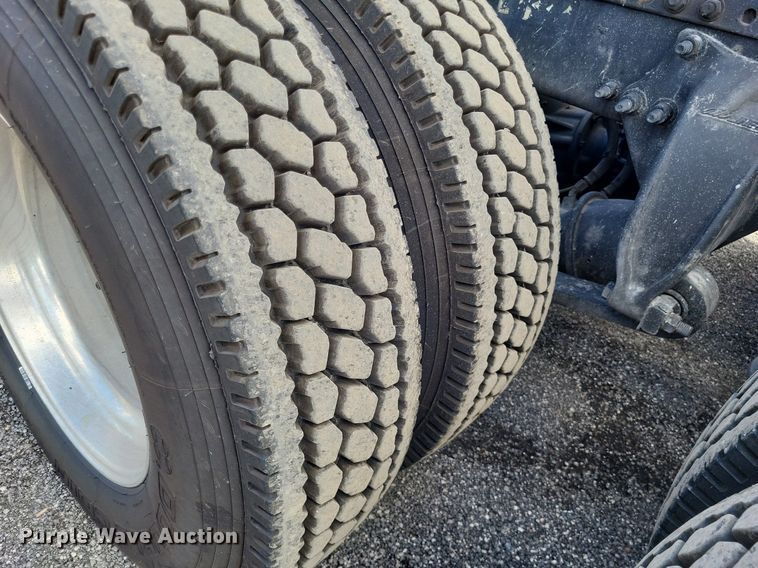 image for item MO9678 2015 Freightliner Cascadia 113  semi truck