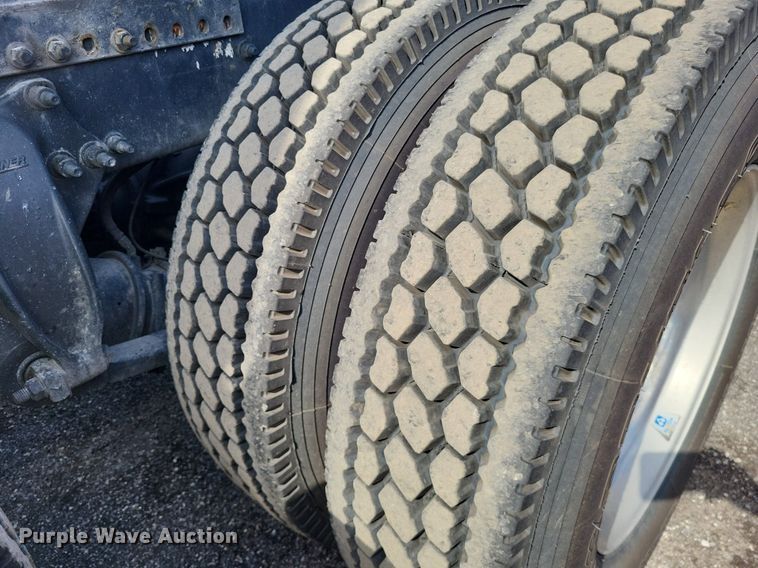 image for item MO9678 2015 Freightliner Cascadia 113  semi truck