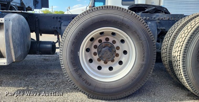 image for item MO9678 2015 Freightliner Cascadia 113  semi truck