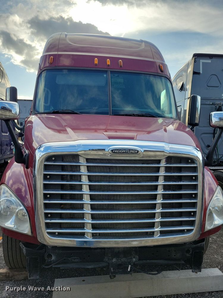 image for item MO9679 2015 Freightliner Cascadia 113  semi truck