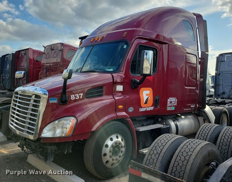 image for item MO9679 2015 Freightliner Cascadia 113  semi truck