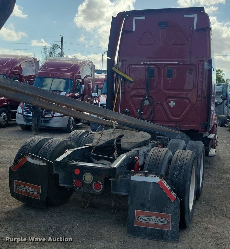 image for item MO9679 2015 Freightliner Cascadia 113  semi truck